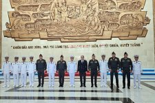 Azerbaijani minister visits Vietnamese navy headquarters (PHOTO)