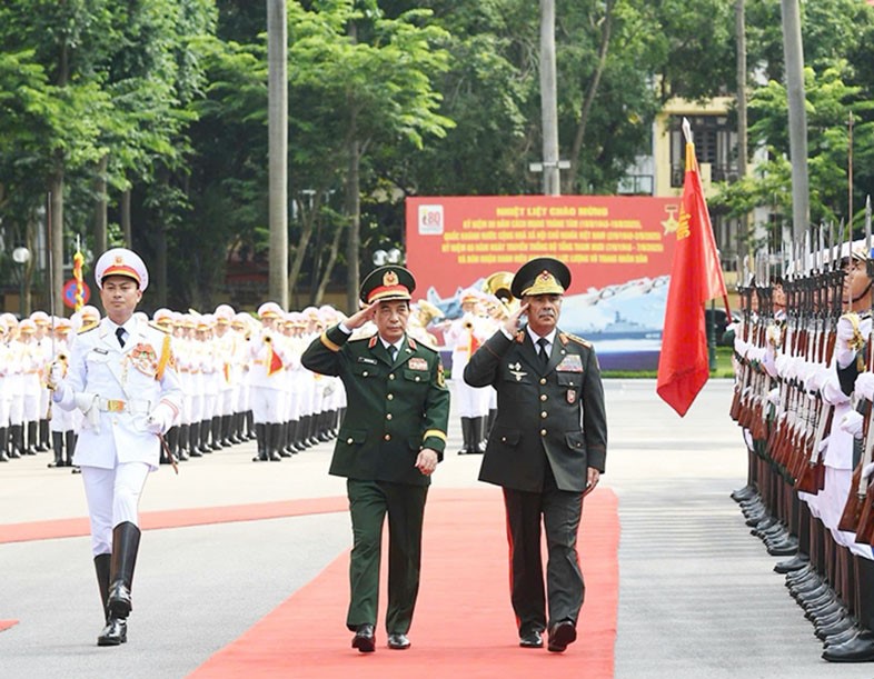 Azerbaijani defense minister meets Vietnamese PM and military leadership (PHOTO)