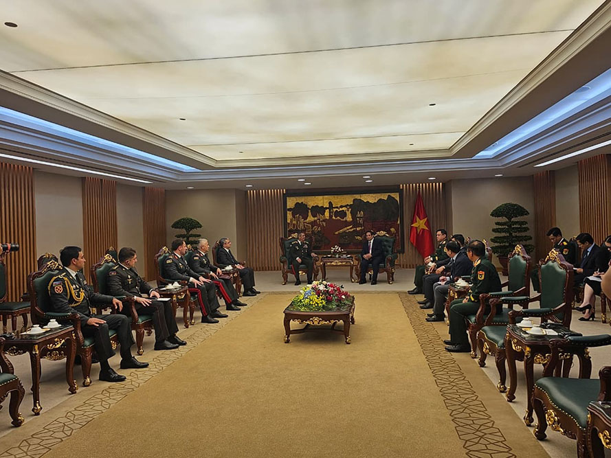 Azerbaijani defense minister meets Vietnamese PM and military leadership (PHOTO)
