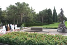 Bahrain's top officials visit tomb of National Leader Heydar Aliyev and Alley of Martyrs (PHOTO)