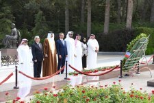 Bahrain's top officials visit tomb of National Leader Heydar Aliyev and Alley of Martyrs (PHOTO)