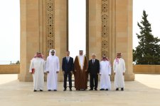 Bahrain's top officials visit tomb of National Leader Heydar Aliyev and Alley of Martyrs (PHOTO)