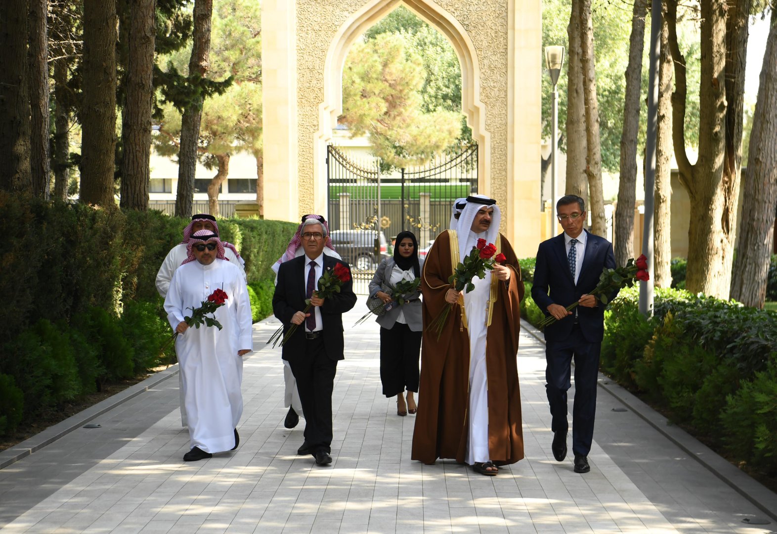 Bahrain's top officials visit tomb of National Leader Heydar Aliyev and Alley of Martyrs (PHOTO)