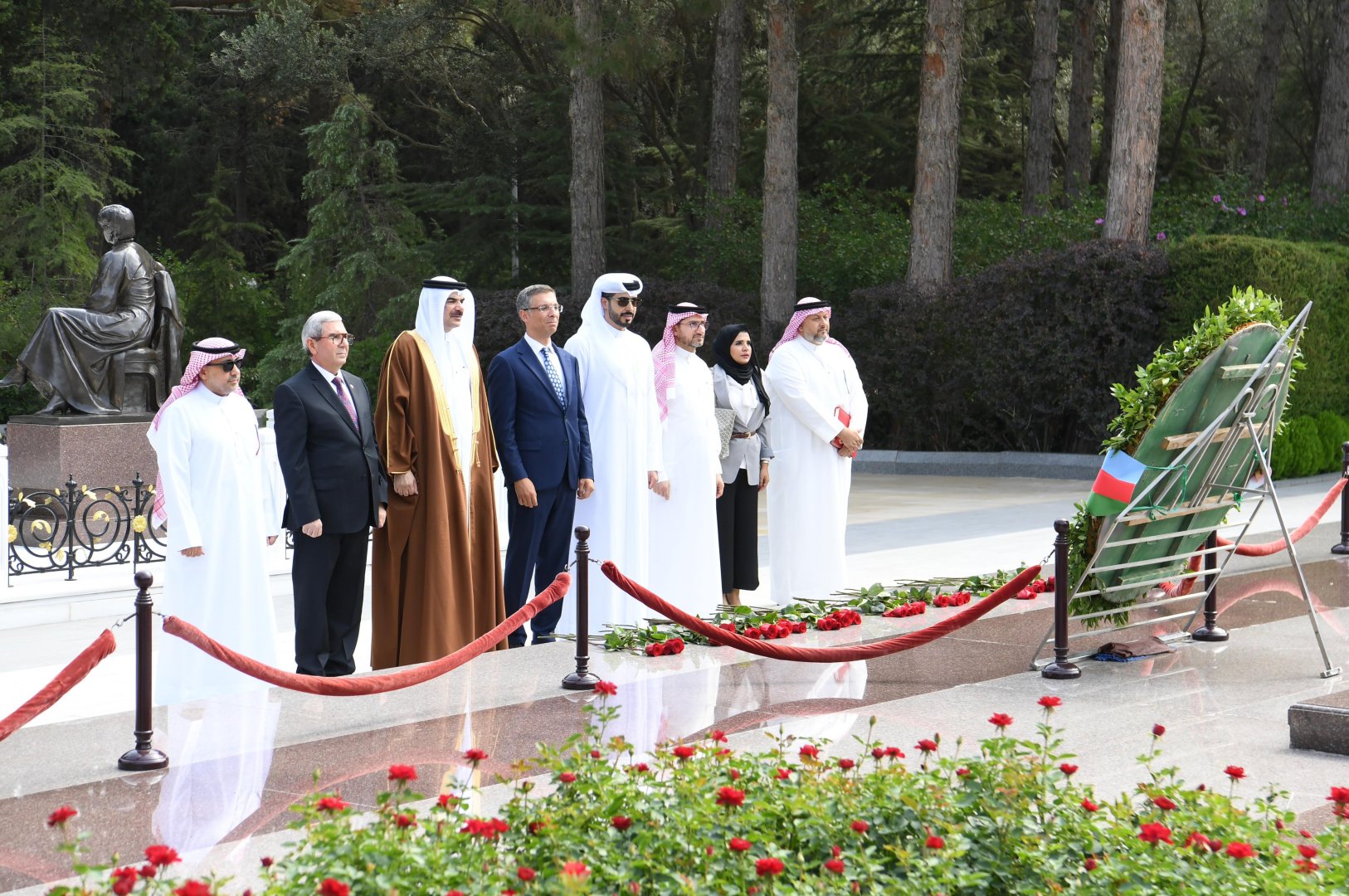 Bahrain's top officials visit tomb of National Leader Heydar Aliyev and Alley of Martyrs (PHOTO)