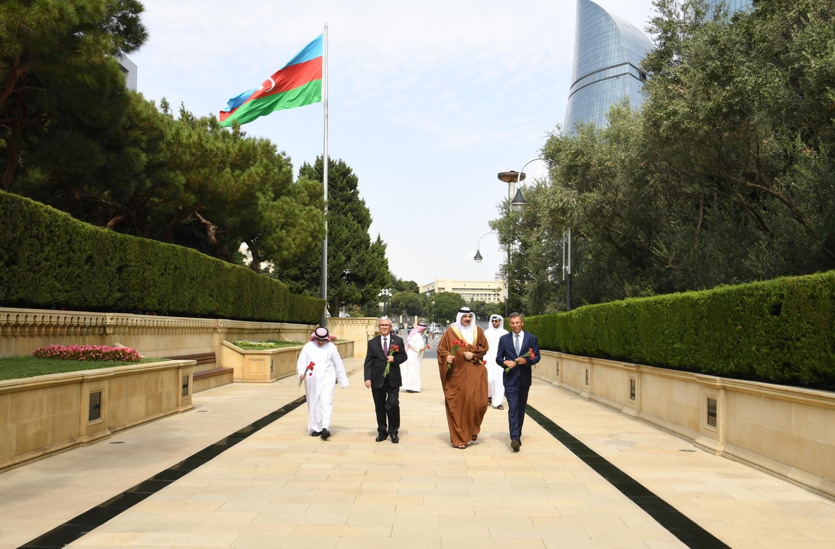 Bahrain's top officials visit tomb of National Leader Heydar Aliyev and Alley of Martyrs (PHOTO)