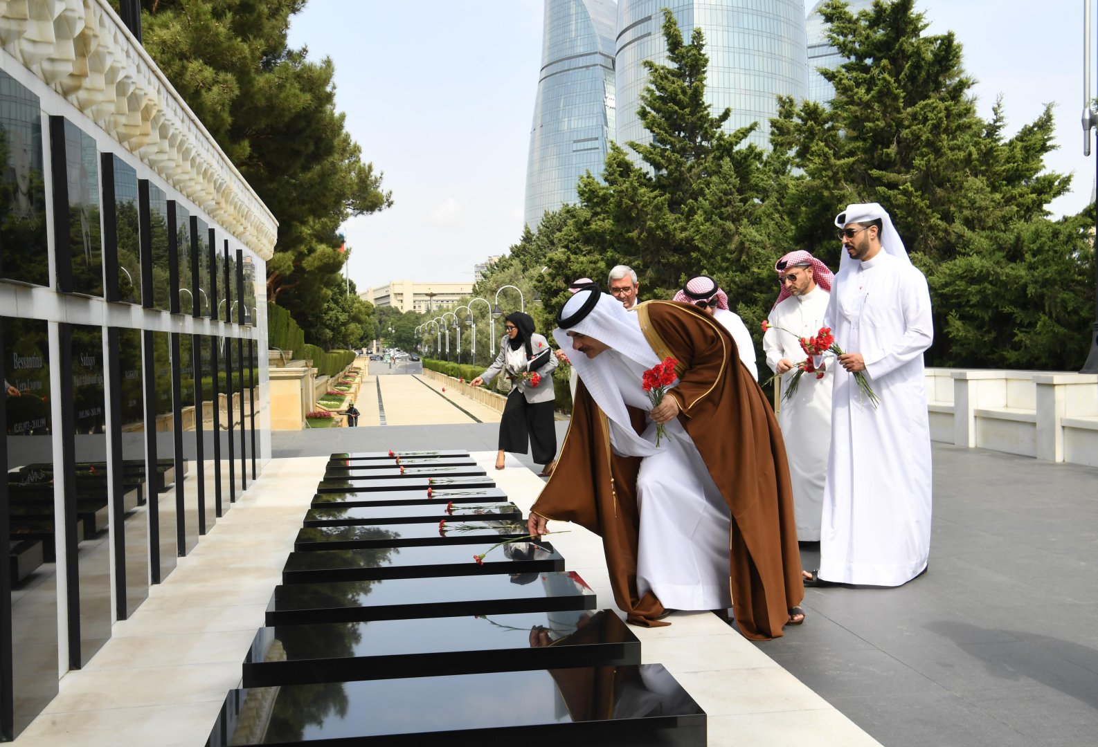 Bahrain's top officials visit tomb of National Leader Heydar Aliyev and Alley of Martyrs (PHOTO)