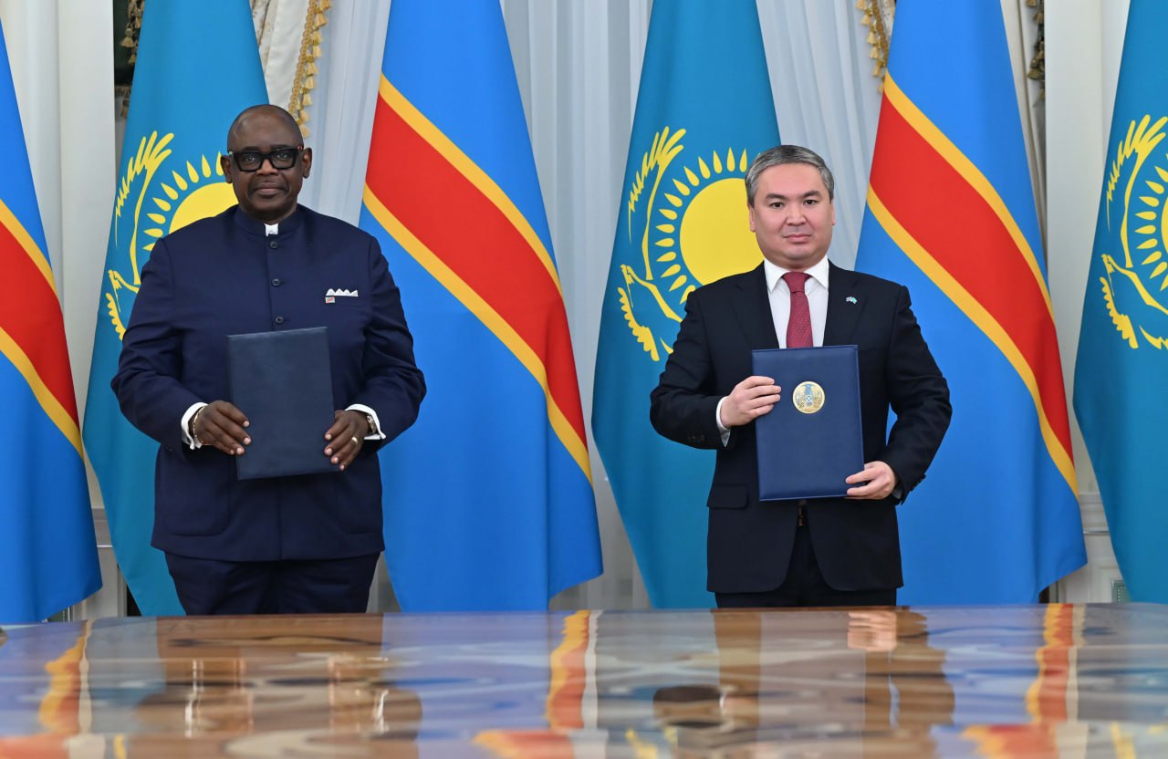 Kazakh and DR Congo presidents thumbing up joint statement
