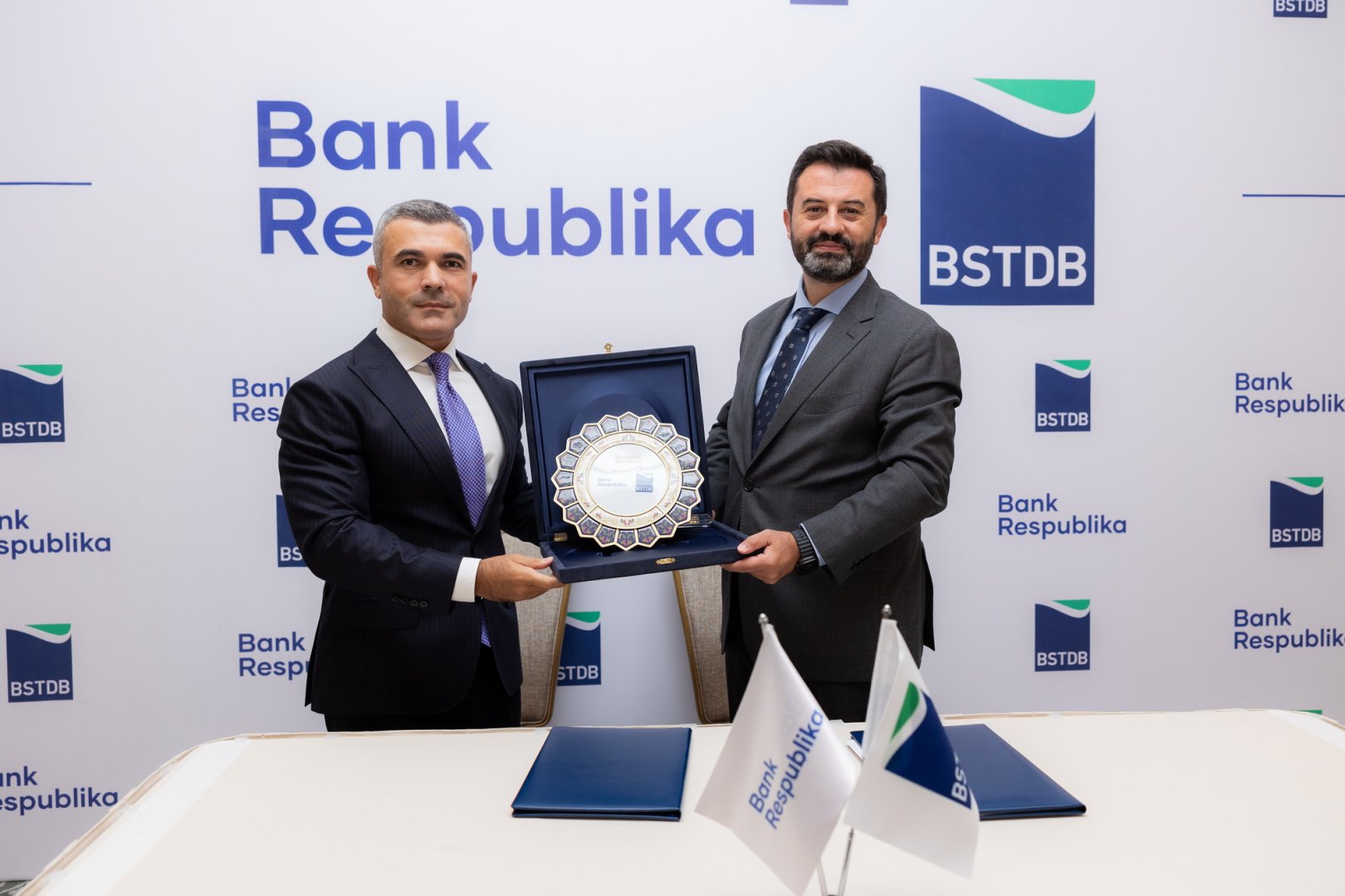 Bank Respublika and the Black Sea Trade and Development Bank sign a major loan agreement (PHOTO)