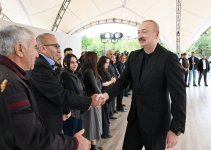 President Ilham Aliyev meets with residents of Girmizi Bazar, Hadrut settlements, and Sos village (PHOTO)