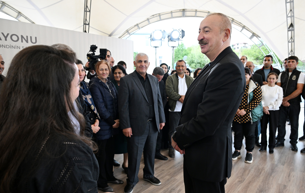 President Ilham Aliyev meets with residents of Girmizi Bazar, Hadrut settlements, and Sos village (PHOTO)