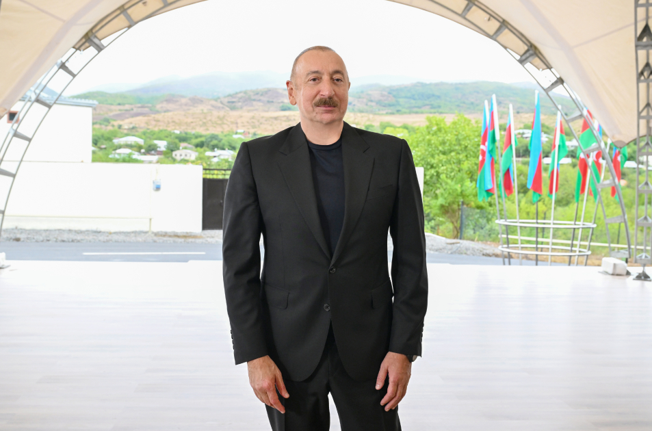 President Ilham Aliyev meets with residents of Girmizi Bazar, Hadrut settlements, and Sos village (PHOTO)