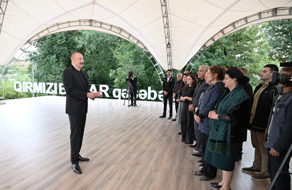 President Ilham Aliyev meets with residents of Girmizi Bazar, Hadrut settlements, and Sos village (PHOTO)