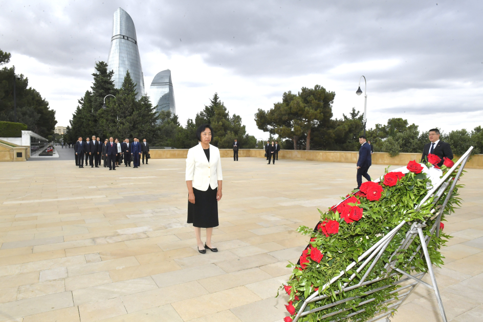 Chinese delegation visits tomb of National Leader Heydar Aliyev, and Alley of Martyrs (PHOTO)