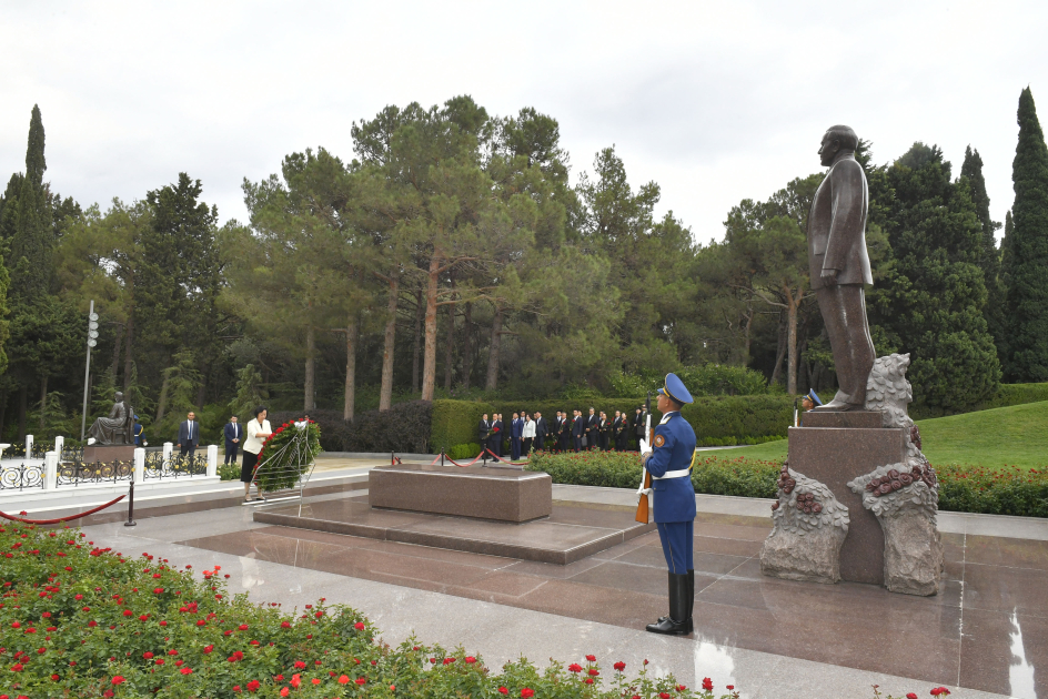 Chinese delegation visits tomb of National Leader Heydar Aliyev, and Alley of Martyrs (PHOTO)
