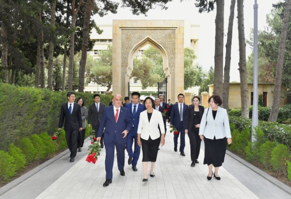 Chinese delegation visits tomb of National Leader Heydar Aliyev, and Alley of Martyrs (PHOTO)