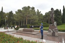 Chinese delegation visits tomb of National Leader Heydar Aliyev, and Alley of Martyrs (PHOTO)