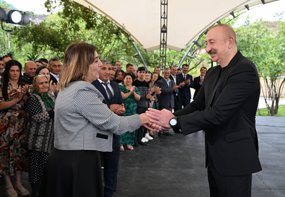 President Ilham Aliyev meets residents of Badara, Dashbulag, Seyidbeyli, and Shushakand villages of Khojaly (PHOTO)