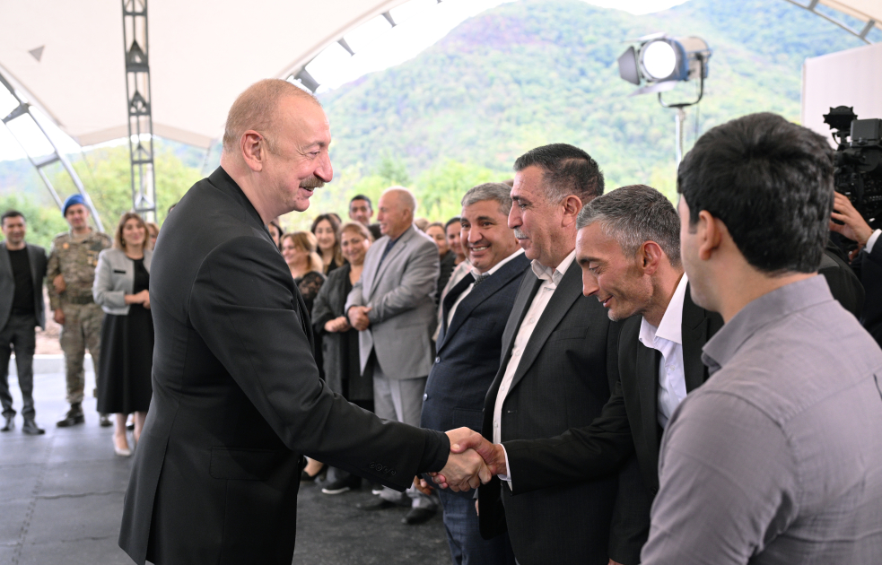 President Ilham Aliyev meets residents of Badara, Dashbulag, Seyidbeyli, and Shushakand villages of Khojaly (PHOTO)