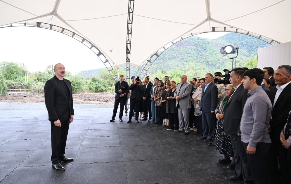 President Ilham Aliyev meets residents of Badara, Dashbulag, Seyidbeyli, and Shushakand villages of Khojaly (PHOTO)