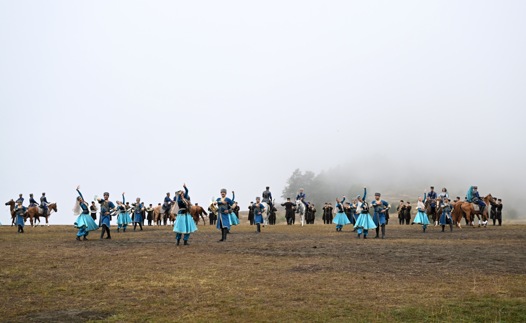 President Ilham Aliyev, UAE President watch Karabakh horses show at Jidir Duzu (PHOTO)
