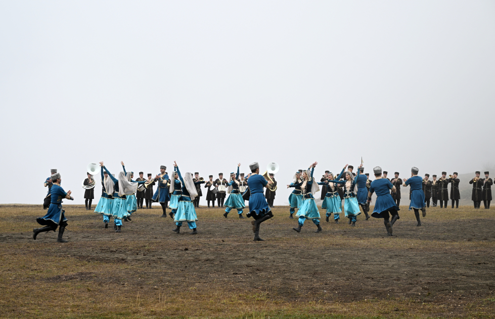 President Ilham Aliyev, UAE President watch Karabakh horses show at Jidir Duzu (PHOTO)