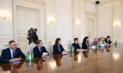President Ilham Aliyev receives European Commissioner for Enlargement (PHOTO)