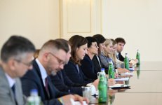 President Ilham Aliyev receives European Commissioner for Enlargement (PHOTO)