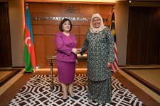 Azerbaijani parliament speaker meets with former executive director of UN-HABITAT (PHOTO)