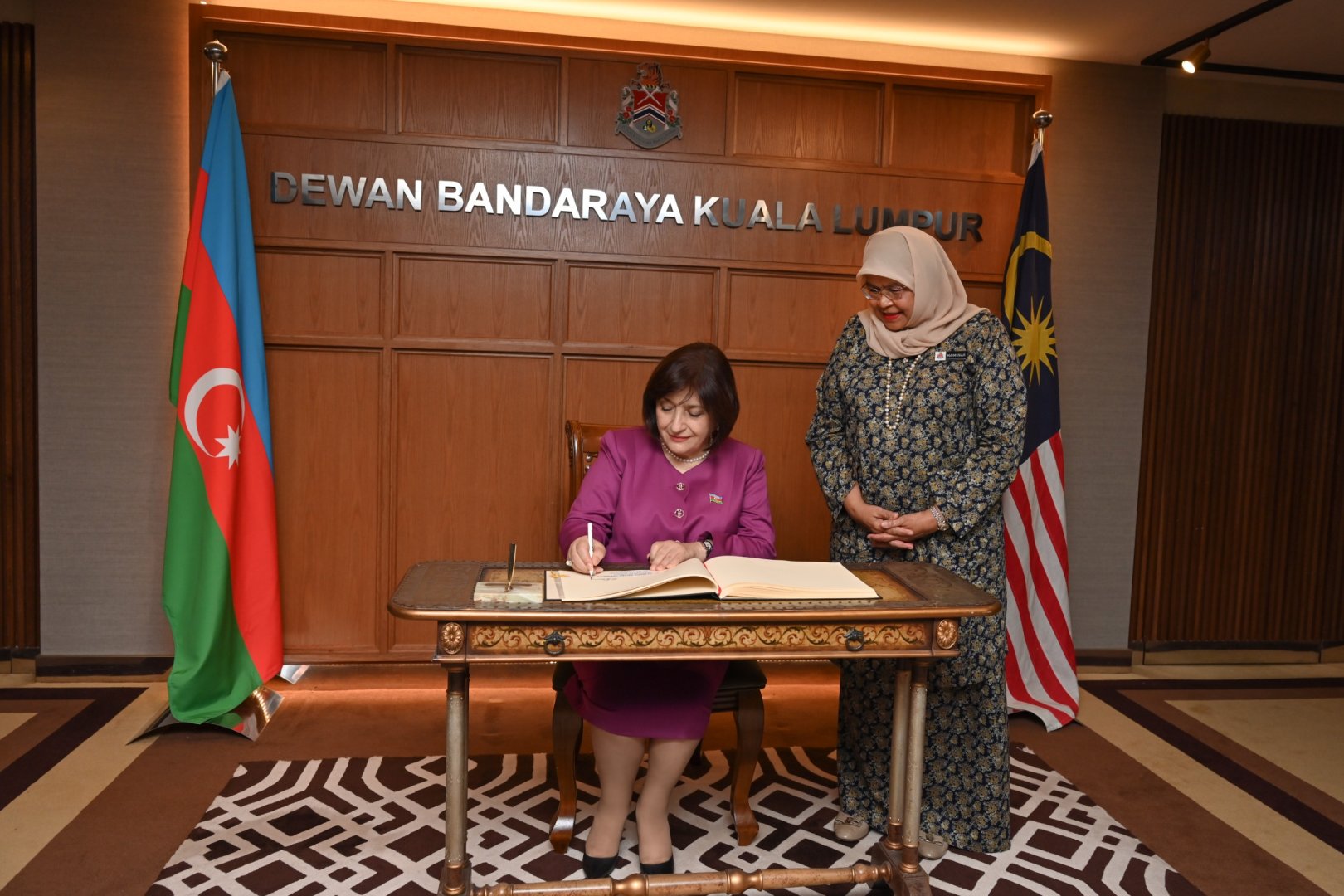 Azerbaijani parliament speaker meets with former executive director of UN-HABITAT (PHOTO)
