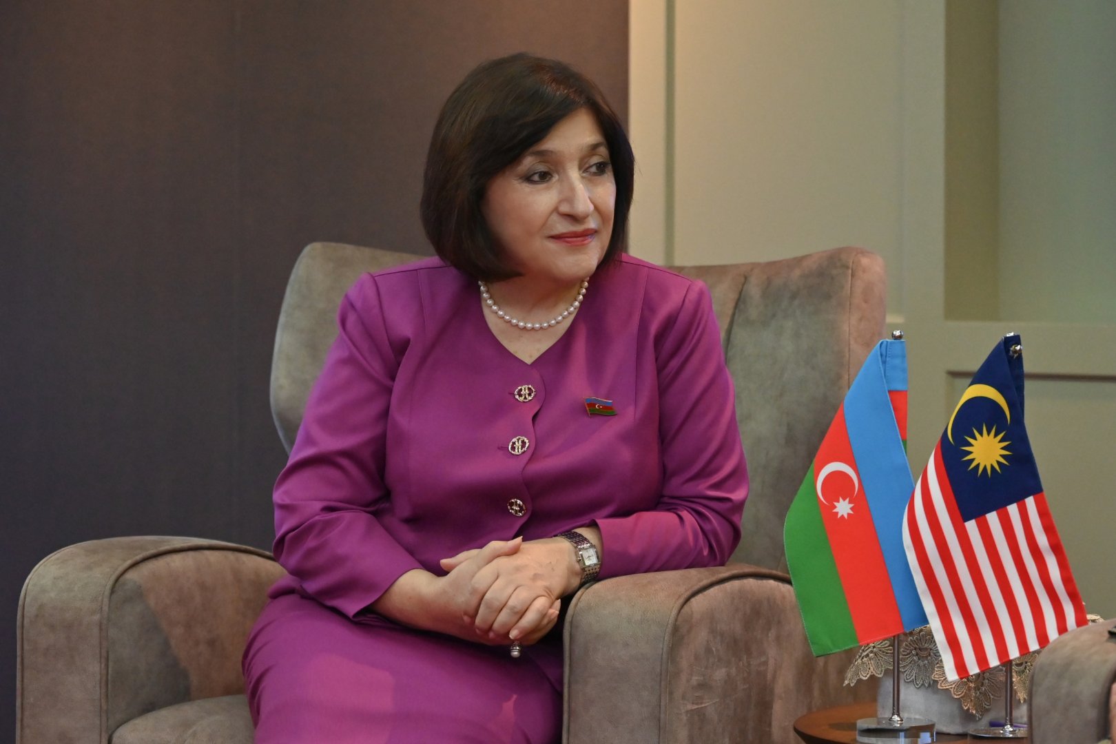Azerbaijani parliament speaker meets with former executive director of UN-HABITAT (PHOTO)