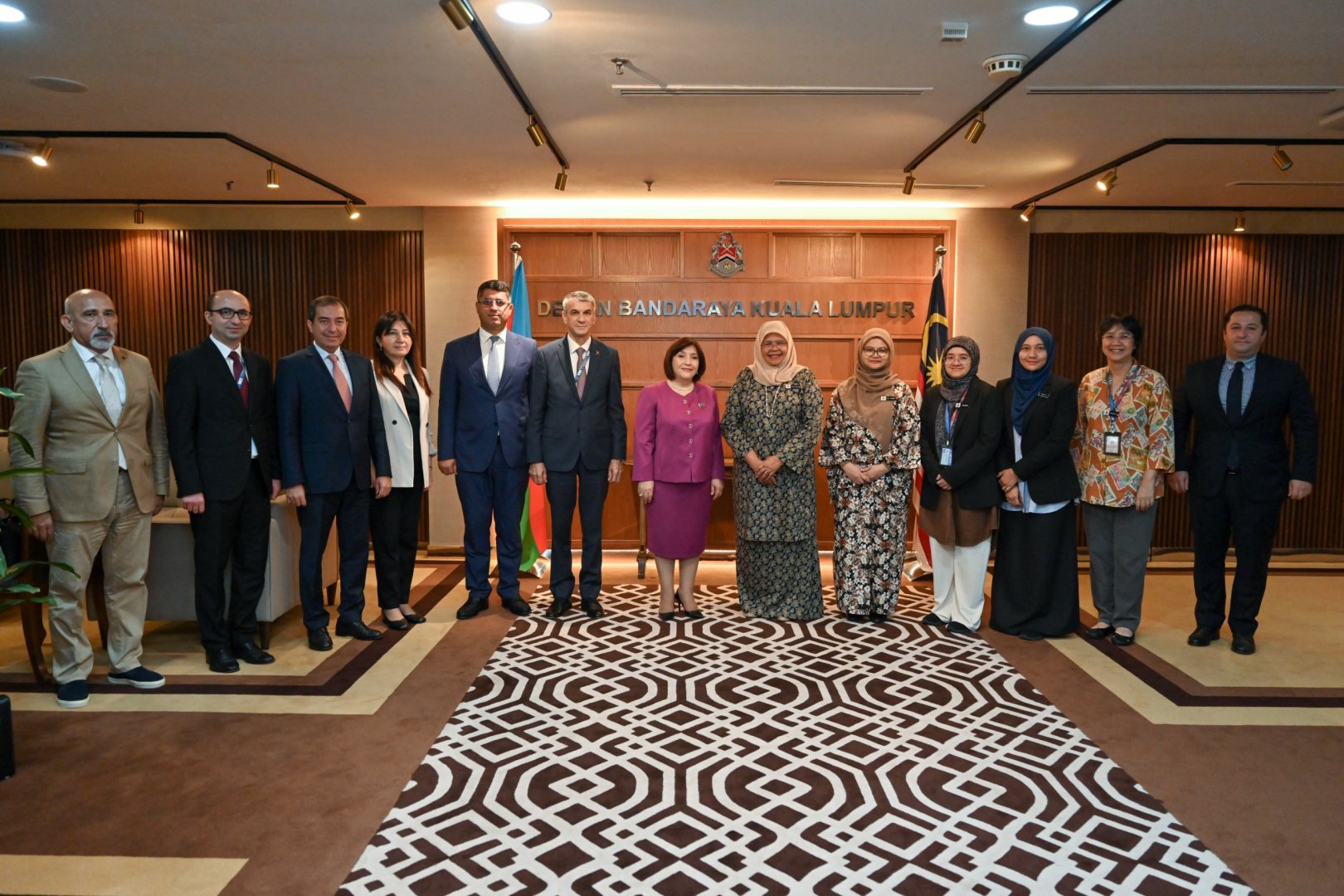 Azerbaijani parliament speaker meets with former executive director of UN-HABITAT (PHOTO)