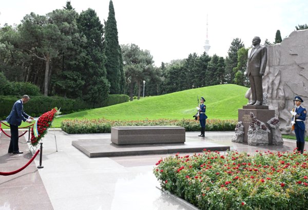 President of Rwanda pays tribute to National Leader Heydar Aliyev (PHOTO)