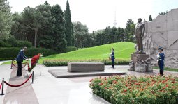 President of Rwanda pays tribute to National Leader Heydar Aliyev (PHOTO)