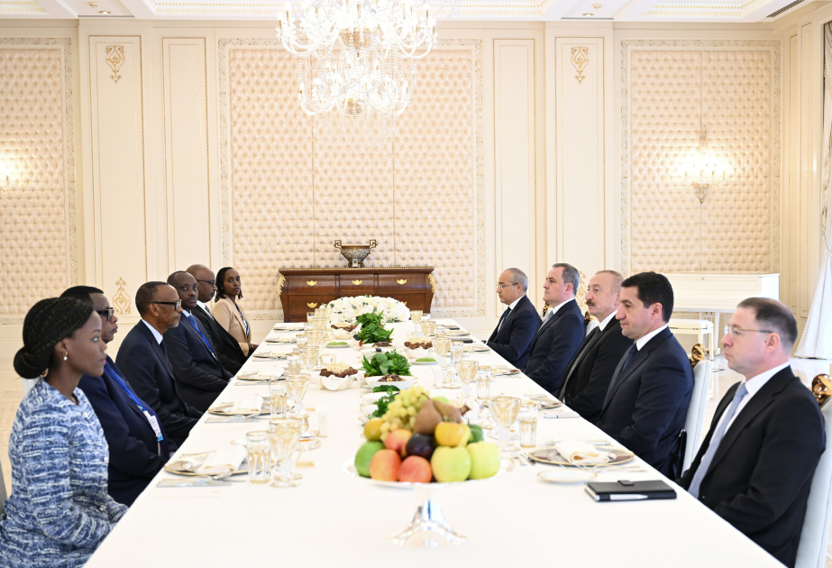 President Ilham Aliyev, President of Rwanda hold expanded meeting over luncheon