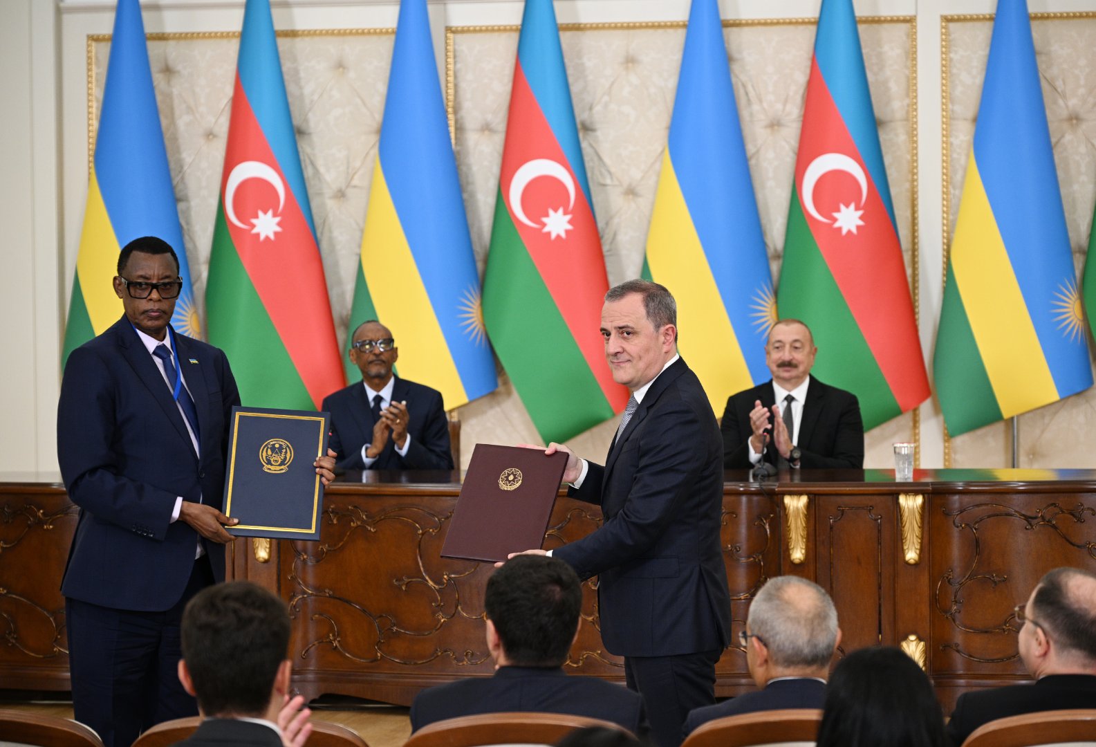 President Ilham Aliyev and Rwandan President exchange signed documents, make press statements (PHOTO)