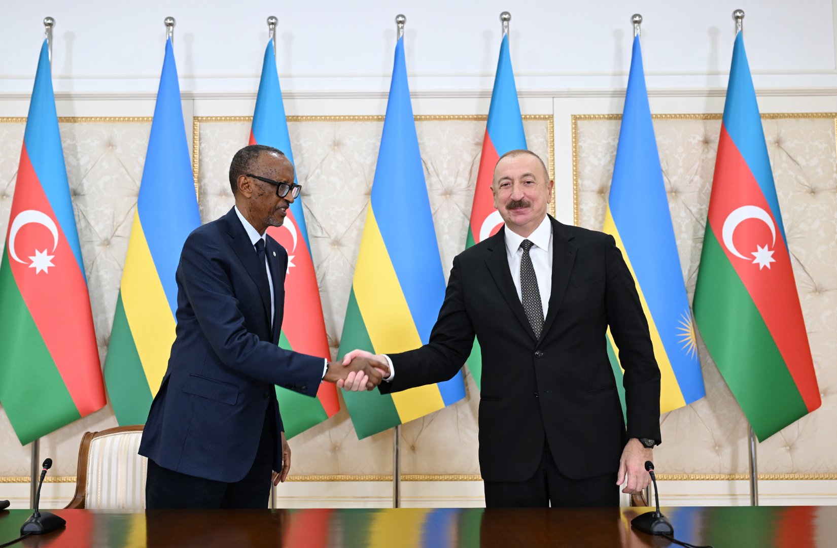 President Ilham Aliyev and Rwandan President exchange signed documents, make press statements (PHOTO)