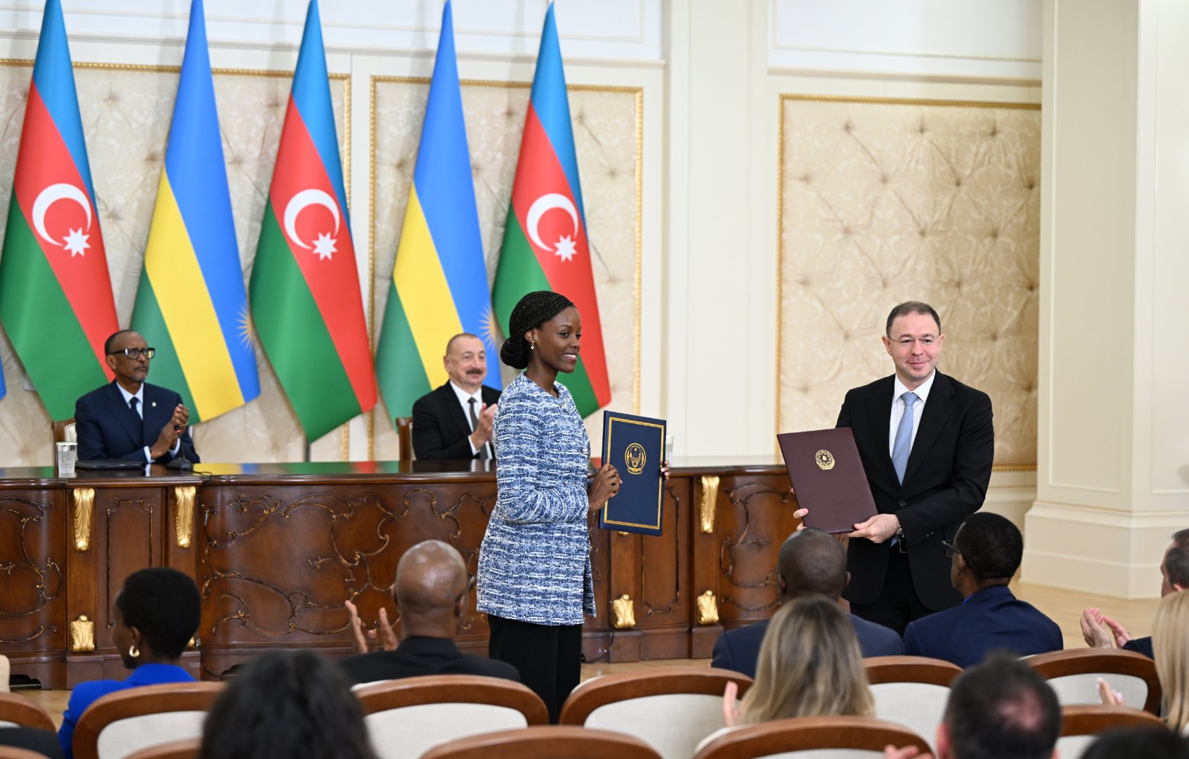 President Ilham Aliyev and Rwandan President exchange signed documents, make press statements (PHOTO)