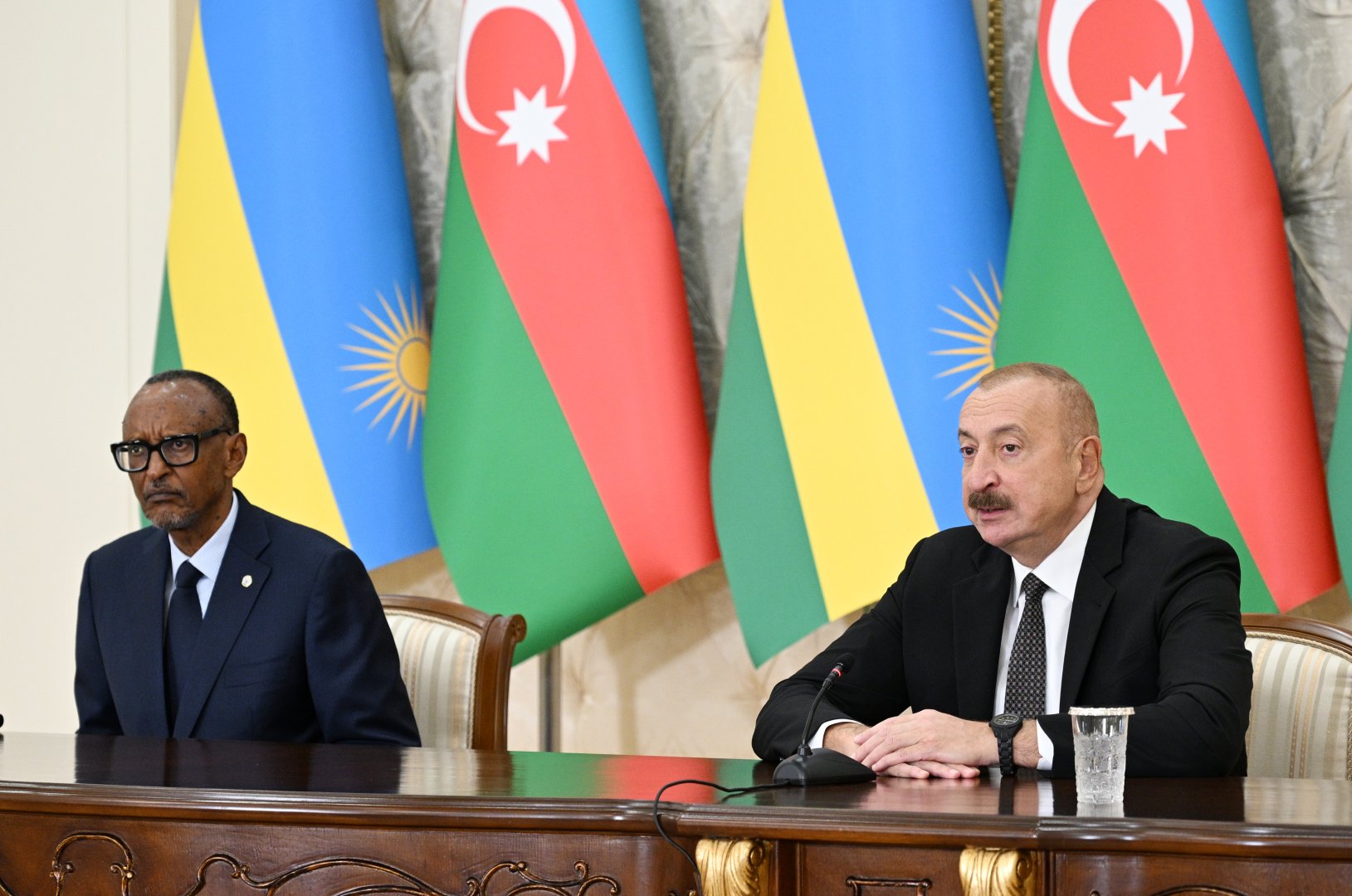 President Ilham Aliyev and Rwandan President exchange signed documents, make press statements (PHOTO)
