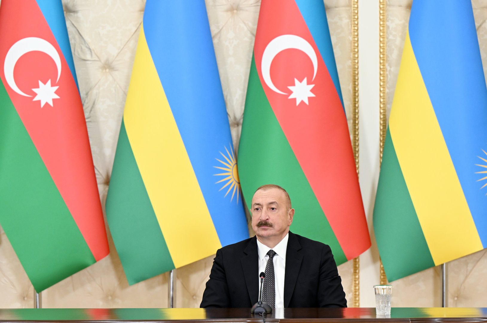 President Ilham Aliyev and Rwandan President exchange signed documents, make press statements (PHOTO)