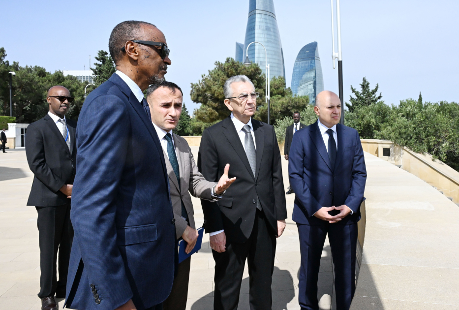 President of Rwanda Paul Kagame pays tribute to Azerbaijani martyrs in Baku (PHOTO)