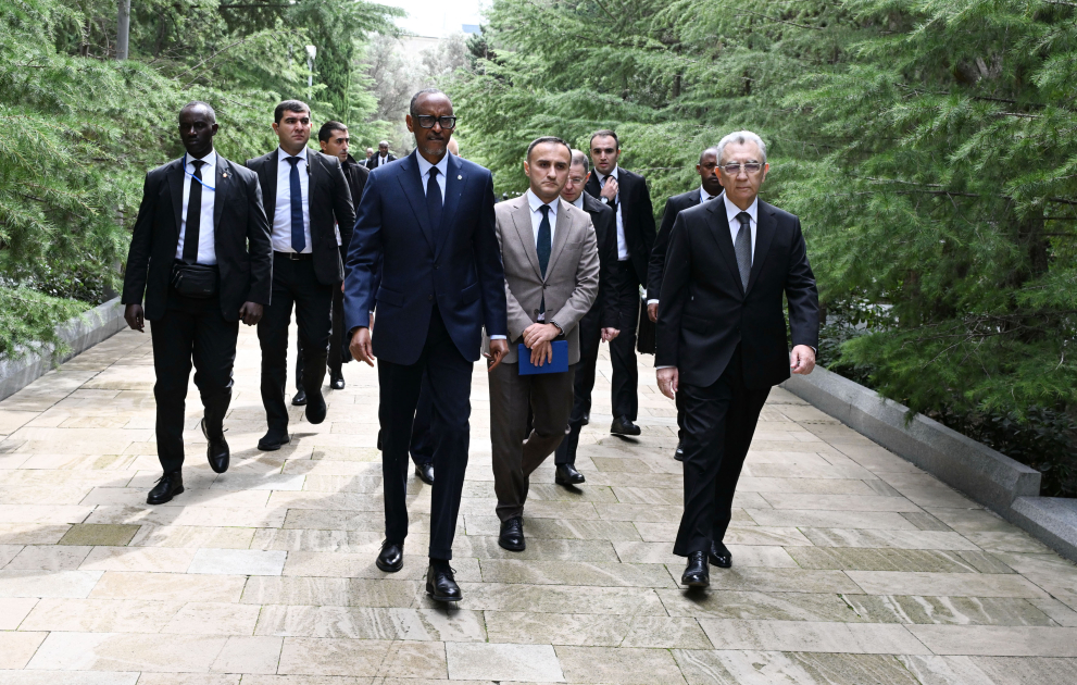 President of Rwanda pays tribute to National Leader Heydar Aliyev (PHOTO)