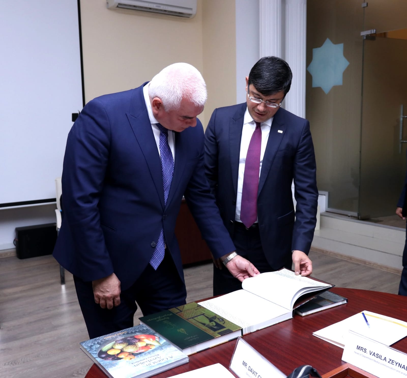 Georgian minister visits Azerbaijani diaspora committee (PHOTO)