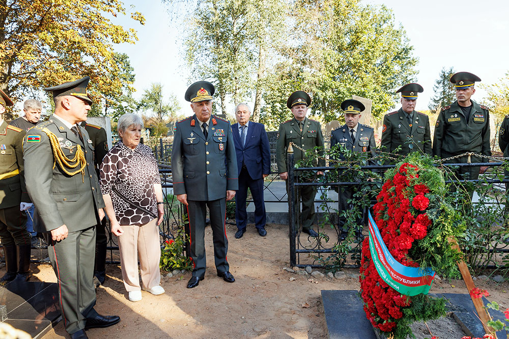 Chief of General Staff pays tribute to Azerbaijan’s National Hero in Belarus (PHOTO)
