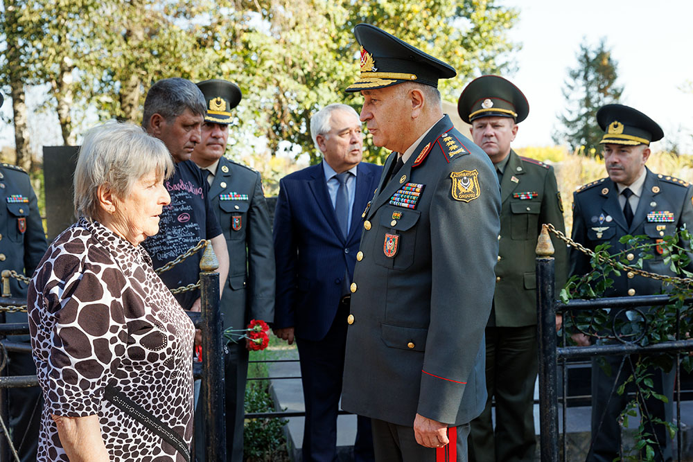 Chief of General Staff pays tribute to Azerbaijan’s National Hero in Belarus (PHOTO)