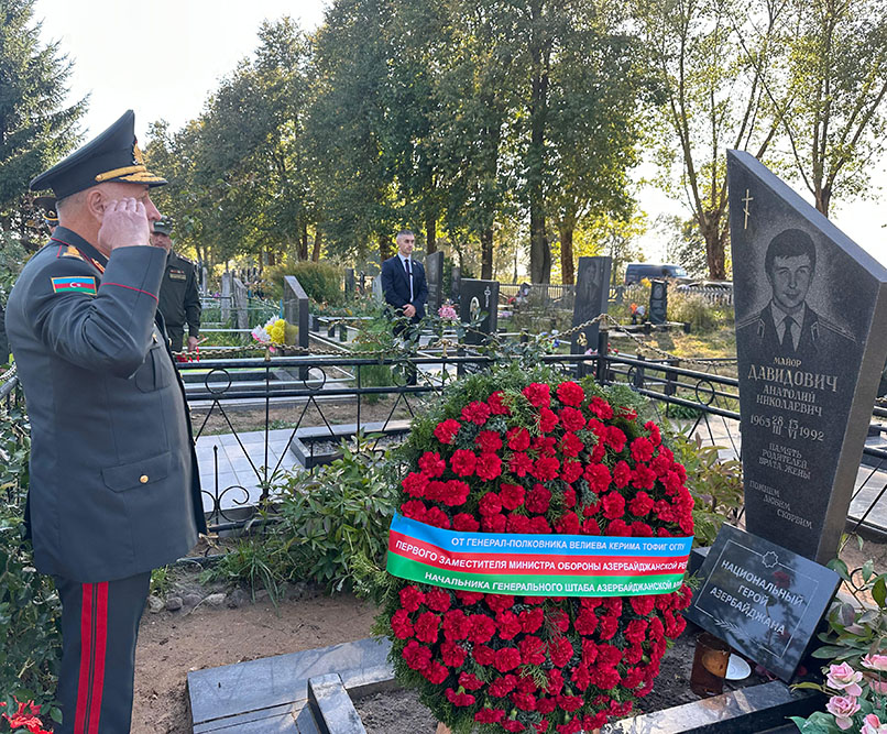 Chief of General Staff pays tribute to Azerbaijan’s National Hero in Belarus (PHOTO)