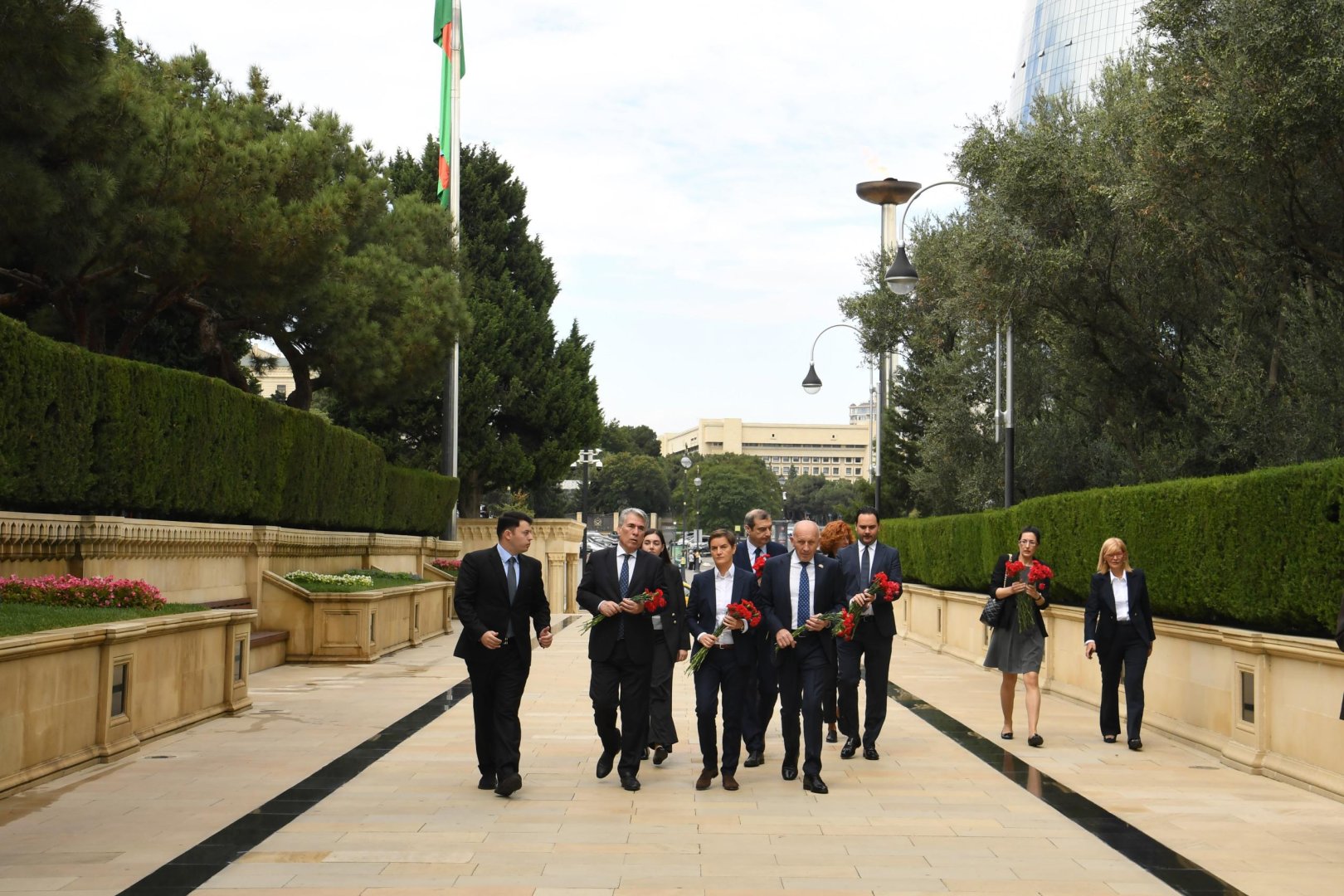 Serbian Parliament Speaker visits Azerbaijan’s Alley of Honor and Martyrs’ Lane (PHOTO)