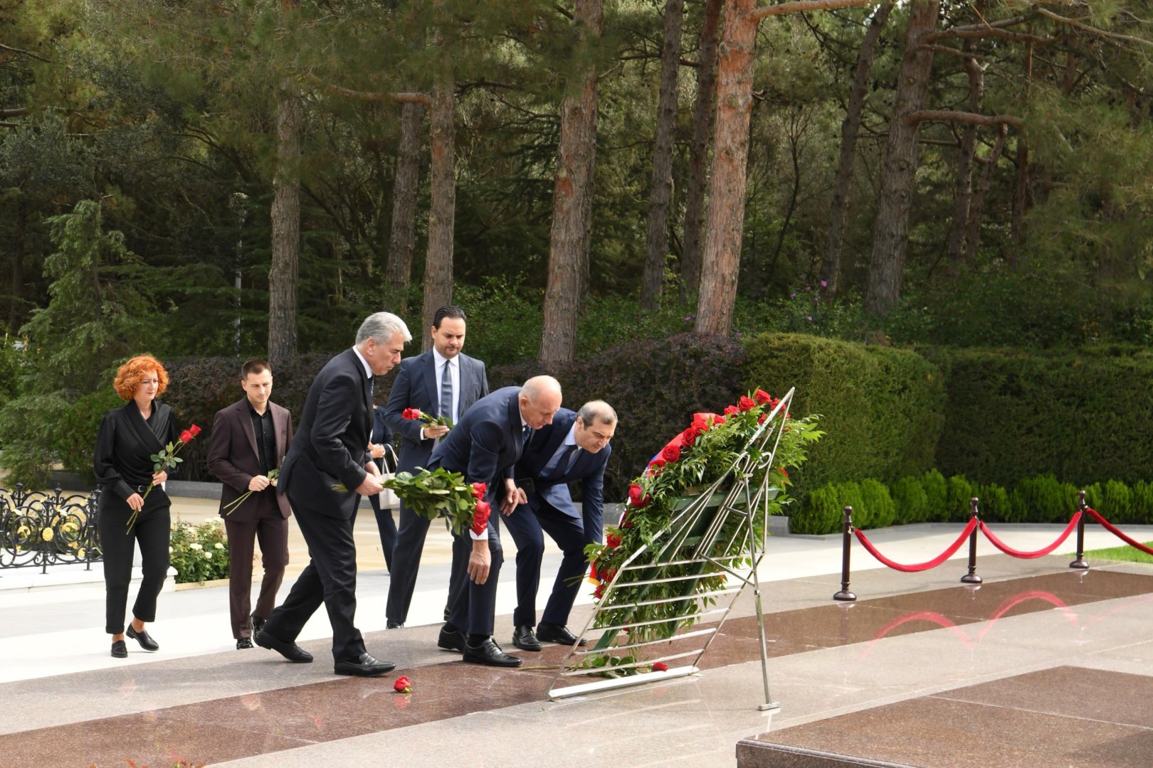 Serbian Parliament Speaker visits Azerbaijan’s Alley of Honor and Martyrs’ Lane (PHOTO)