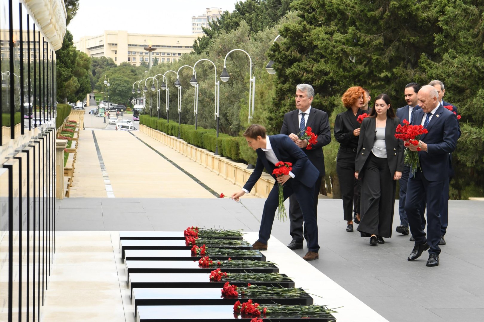 Serbian Parliament Speaker visits Azerbaijan’s Alley of Honor and Martyrs’ Lane (PHOTO)