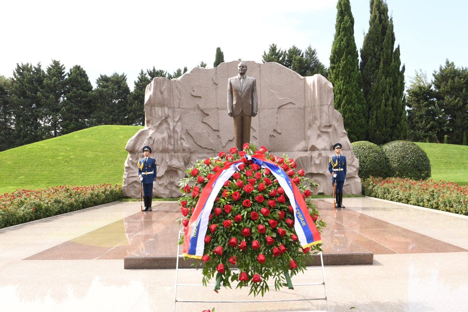 Serbian Parliament Speaker visits Azerbaijan’s Alley of Honor and Martyrs’ Lane (PHOTO)