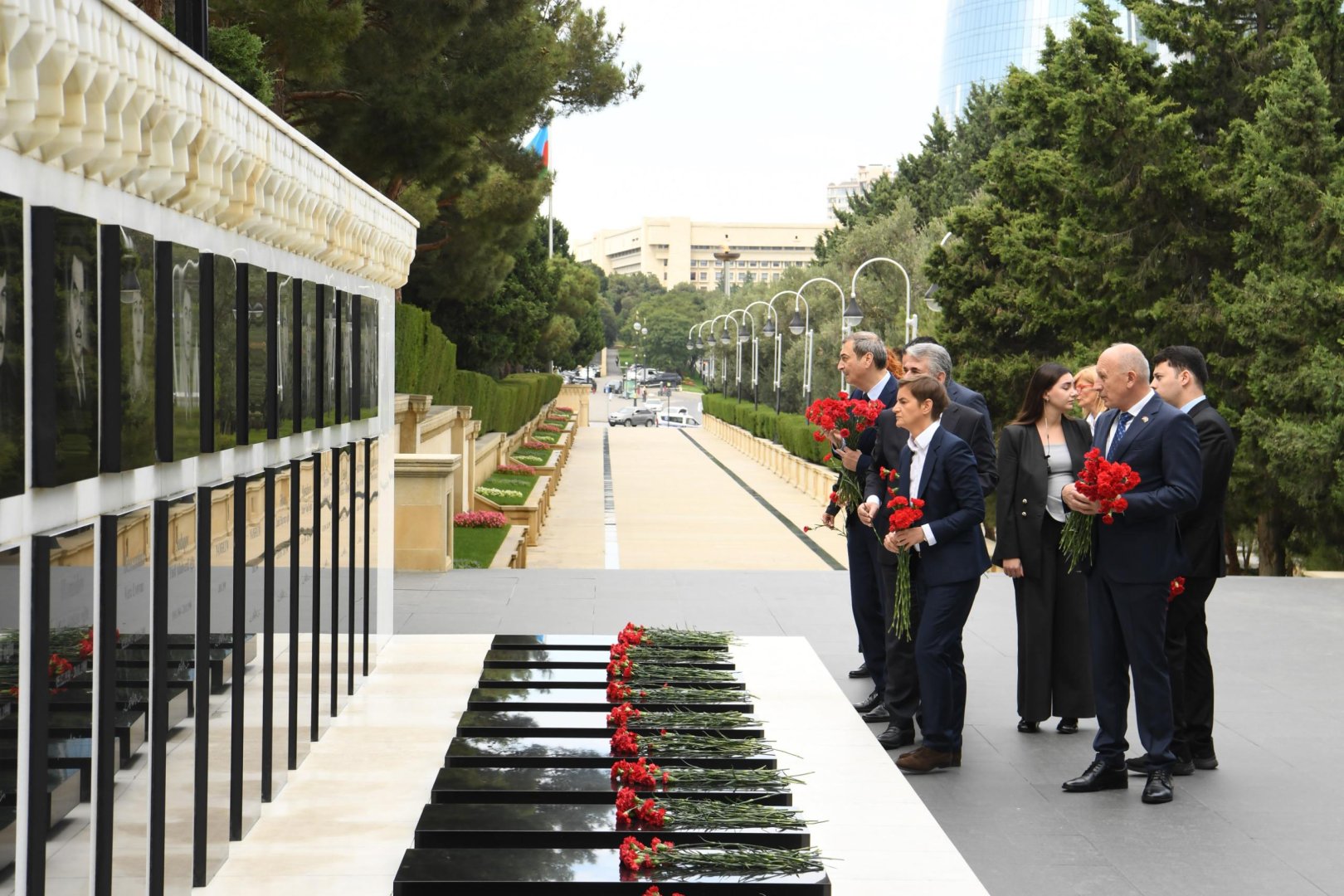 Serbian Parliament Speaker visits Azerbaijan’s Alley of Honor and Martyrs’ Lane (PHOTO)